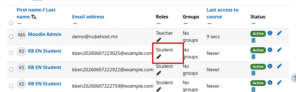 User enrolled with the Student role in the Moodle Participants list in English