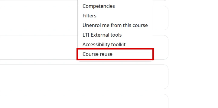 Menú More con Course reuse resaltado en Moodle en inglés